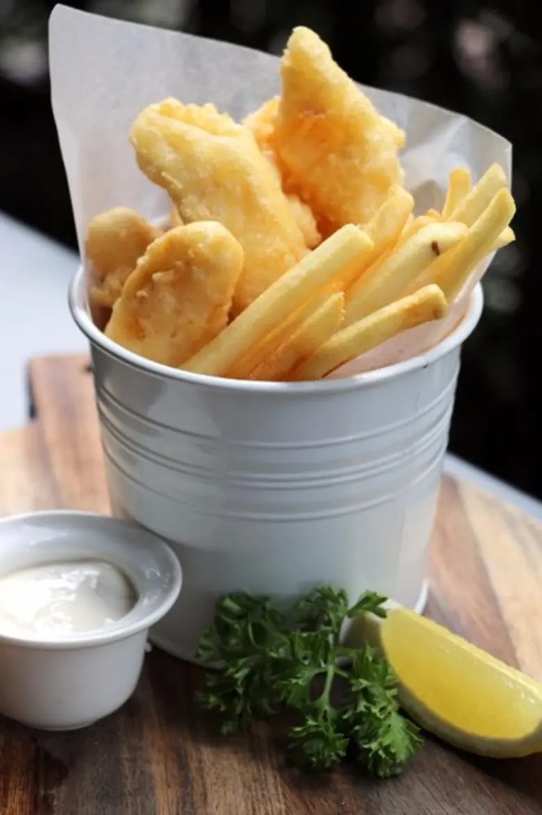 อิ่มอร่อยกับเมนูธรรมดาที่ไม่ธรรมดา เซตฟิชแอนด์ชิปส์สูตรผู้ดีอังกฤษ...ที่ดีเลาจน์ เบียร์การ์เด้นท์