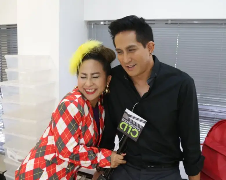 ข่าวซุบซิบ: ลาล่า อาร์สยาม" โผกอด "พีท ทองเจือ" กระโดด จุ๊บแก้ม "ฟิล์ม รัฐภูมิ" ไม่สวยทำไม่ได้นะ!!!!