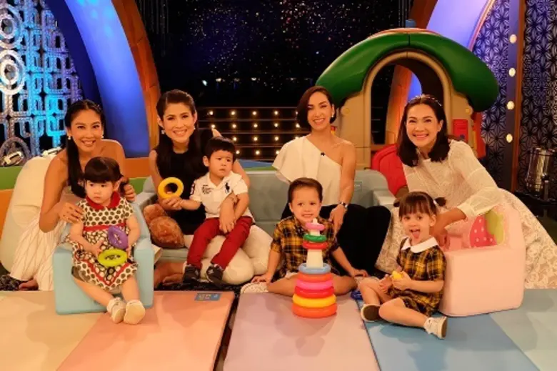 คืนวันพุธนี้ รายการแพรว พิธีกรสองสาว หนิง...