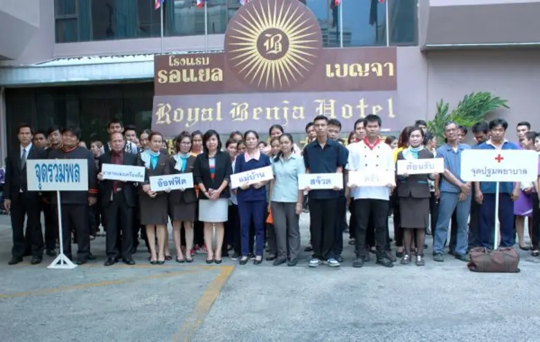 คุณพรภัทรา หาญตระกูล (คนที่ 6 จากซ้าย) ผู...