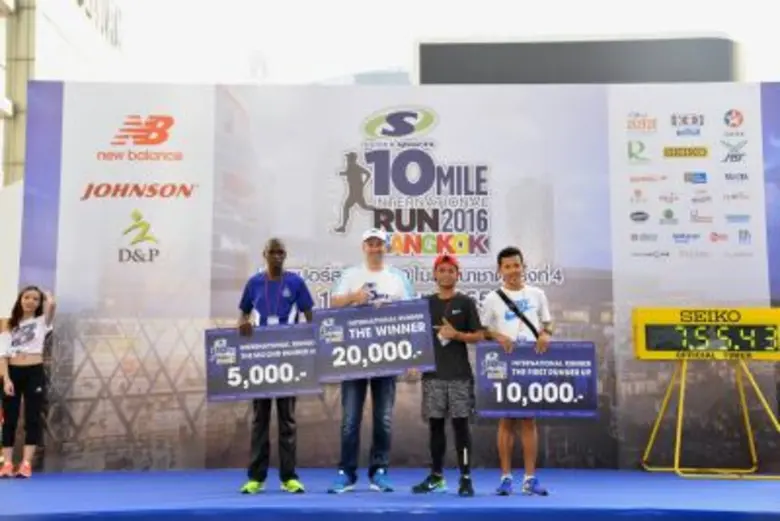 นักวิ่งกว่าหมื่นคนร่วมวิ่ง “ซูเปอร์สปอร์ต 10 ไมล์ นานาชาติ 2016 กรุงเทพฯ”