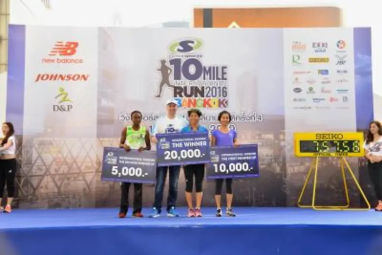 นักวิ่งกว่าหมื่นคนร่วมวิ่ง “ซูเปอร์สปอร์ต 10 ไมล์ นานาชาติ 2016 กรุงเทพฯ”