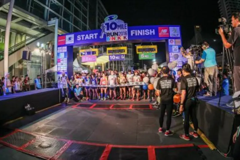 นักวิ่งกว่าหมื่นคนร่วมวิ่ง “ซูเปอร์สปอร์ต 10 ไมล์ นานาชาติ 2016 กรุงเทพฯ”