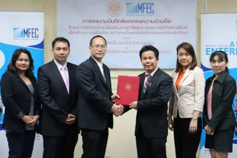 รศ.ดร.คมสัน มาลีสี คณบดี และอาจารย์ศิริพั...