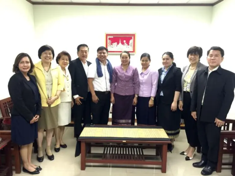 คุณสมภพ ศักดิ์พันธ์พนม (ที่ 5 จากซ้าย) ปร...