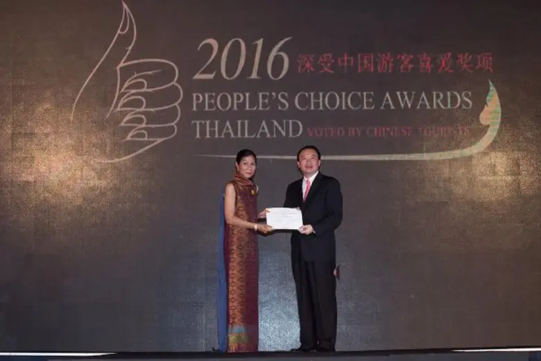 นายชาญชัย พันธุ์โสภา (ขวา) กรรมการผู้จัดก...