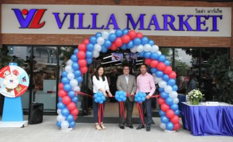 คุณคงธวัช พงษ์ศักดิ์ (คนแรกจากขวา) กรรมการบริหาร แล...