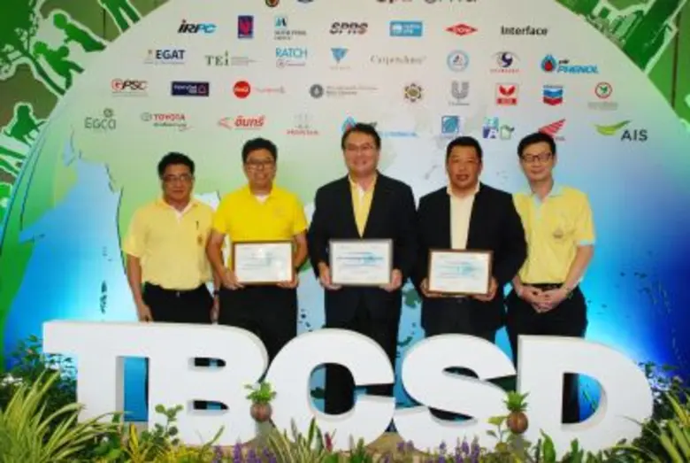 นายนาวา จันทนสุรคน (กลาง) เจ้าหน้าที่บริห...