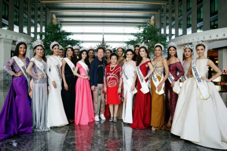 ณวัฒน์ อิสรไกรศีล (แถวหน้า, ที่ 6 จากซ้าย...