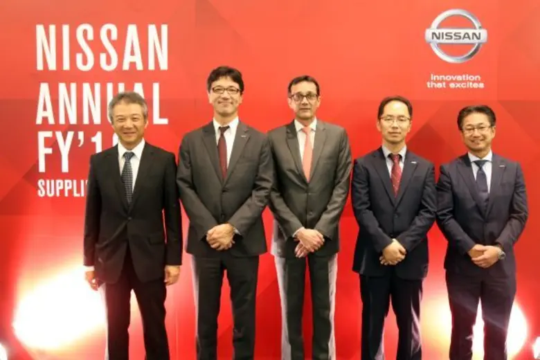 คะซุทากะ นัมบุ(ที่ 2 จากซ้าย) ประธานบริษั...