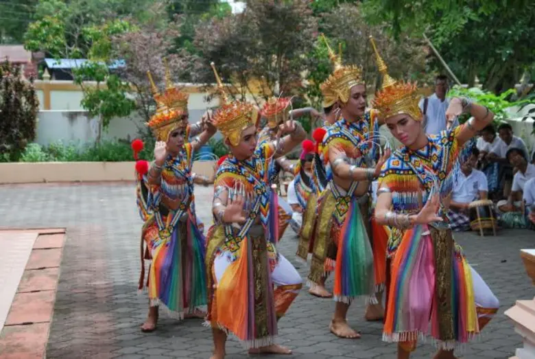มรภ.สงขลา ทุบกำแพงปิดกั้นวัฒนธรรม ใช้มโนราห์เชื่อมใจพี่น้องไทย-มาเลเซีย