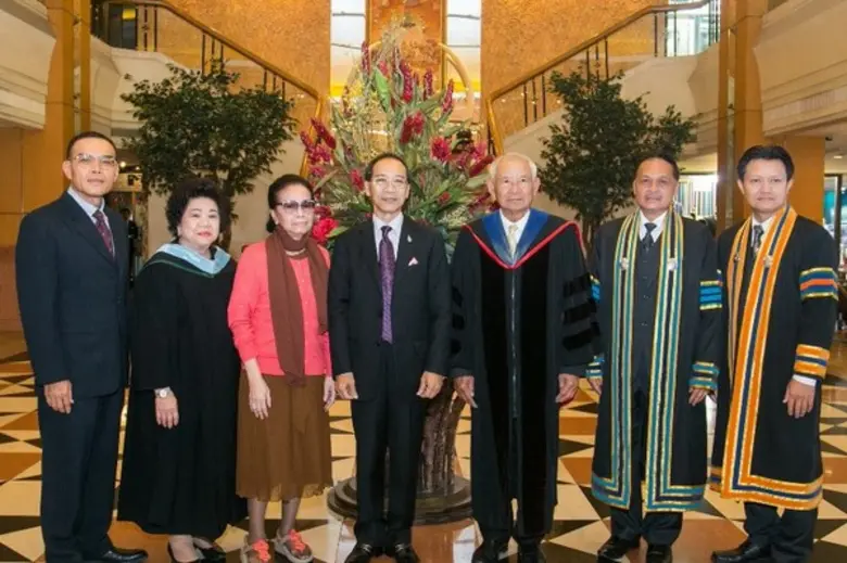 ม.ล.จารุวัฒนา ชินธรรมมิตร์ (กลาง) ผู้แทนพ...