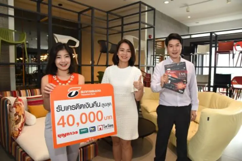 นางธีรนารถ พ่วงมหา (คนกลาง) ผู้อำนวยการอา...