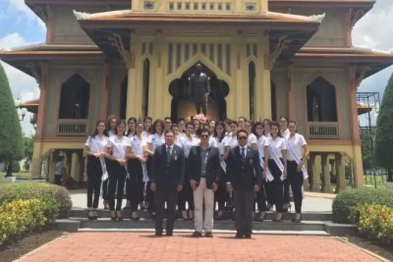 จากซ้าย อ.รวิน ยันตรดิลก ผู้แทนจากวชิราวุ...