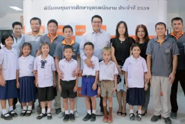 นายสิทธิรัฐ วัชราภรณ์ (ที่ 5 จากขวา) ผู้จ...