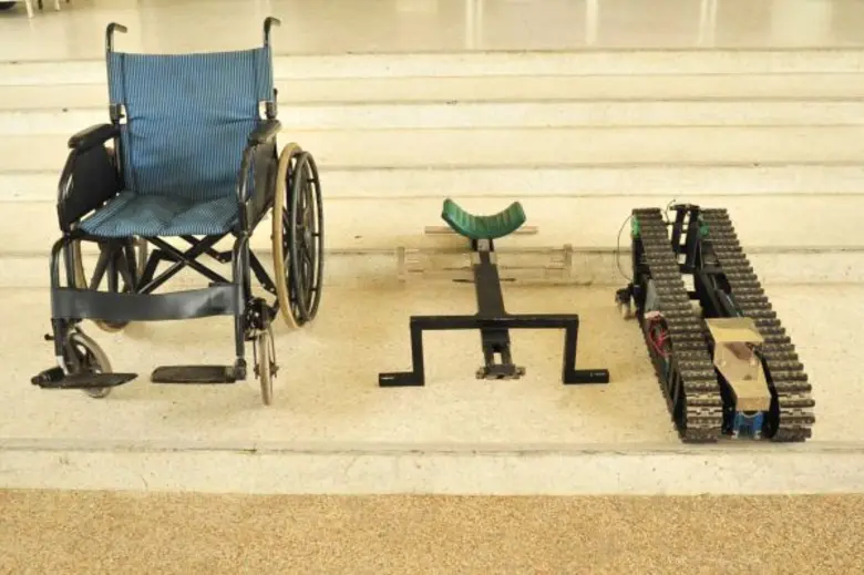 "รถเข็นไฟฟ้าขึ้นบันได" ผลงานบุคลากรจาก 3 ...