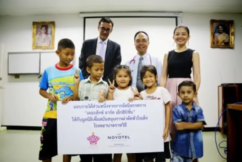 คริสตอฟ เจอโฟรย์ (แถวหลัง, ซ้าย) ผู้จัดกา...