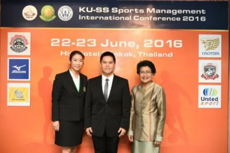 คุณวราวุธ ศิลปอาชา (คนกลาง) ประธานสโมสร ส...