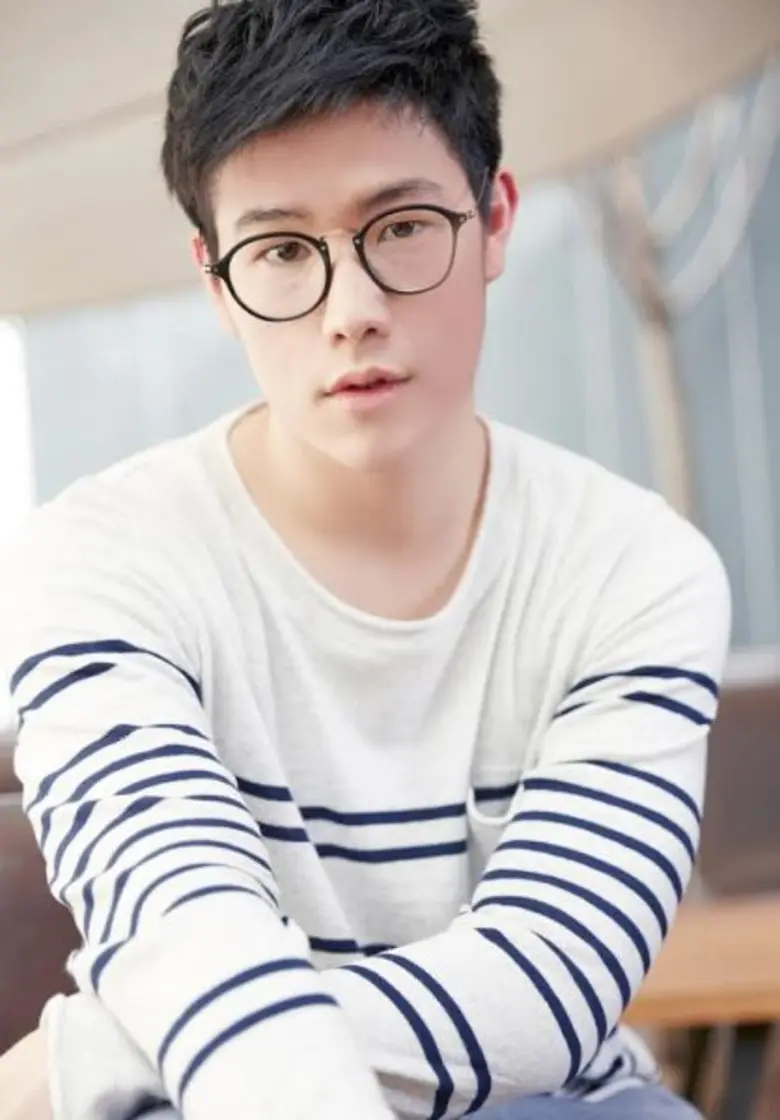 เรียกว่าขึ้นแท่นเป็นศิลปินหนุ่มหน้าตี๋เสี...