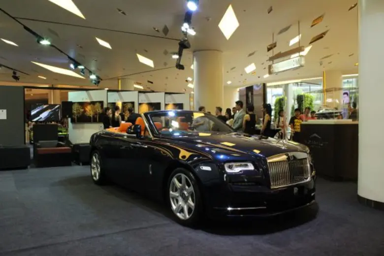 โรลส์-รอยซ์ จัดงาน "บีวิทชิ่ง ทรีส์ - บีวิทชิ่ง โรลส์-รอยซ์" เปิดจองภาพศิลป์ "ต้นไม้ในฝัน" มอบรายได้แด่โรงพยาบาลศิริราช