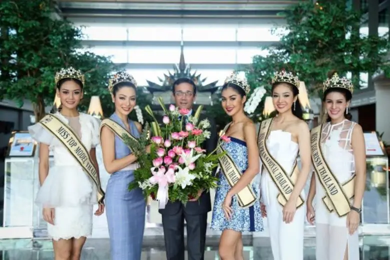 เมื่อเร็วๆนี้ สุภาพร มะลิซ้อน (ที่ 2 จากซ...