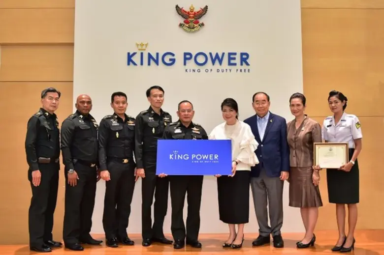 เอมอร ศรีวัฒนประภา (ที่ 4 จากขวา) รองประธ...