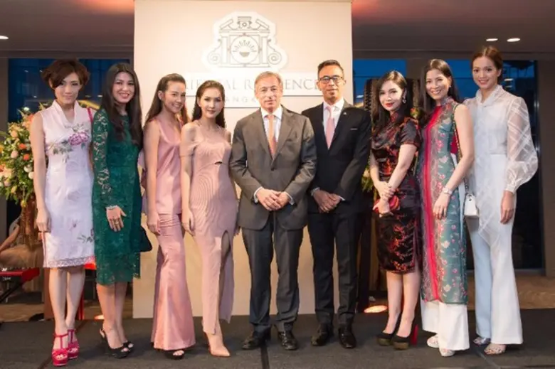 มร. สุขมาล มอนดอล (ที่ 4 จากขวา) ผู้จัดกา...