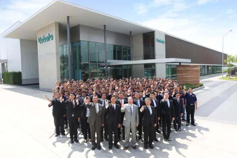 นายมาซาโตชิ คิมาตะ (แถวหน้า ที่ 2 จากขวา)...