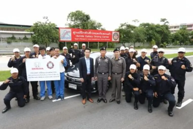 นายสมภพ ปฏิภานธาดา (ซ้ายสุด) ผู้จัดการทั่วไปส่วนการ...