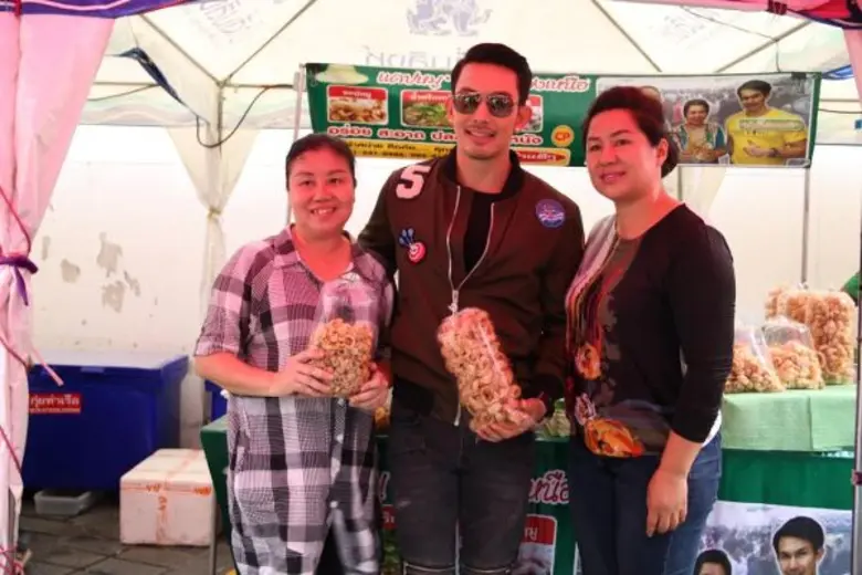 ตลาดนัดดารา วิก 3 แฟนคลับคับคั่งแห่ร่วมทำบุญ พร้อม ช็อป ชม ชิม สินค้าและร่วมถ่ายภาพดารานักแสดง