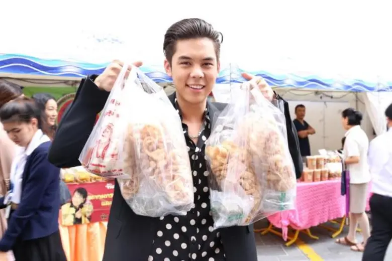 ตลาดนัดดารา วิก 3 แฟนคลับคับคั่งแห่ร่วมทำบุญ พร้อม ช็อป ชม ชิม สินค้าและร่วมถ่ายภาพดารานักแสดง