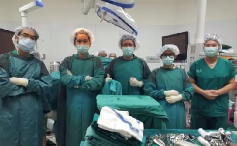 ทีมศัลแพทย์โรงพยาบาลตำรวจผ่าตัดนิ่วในถุงน...
