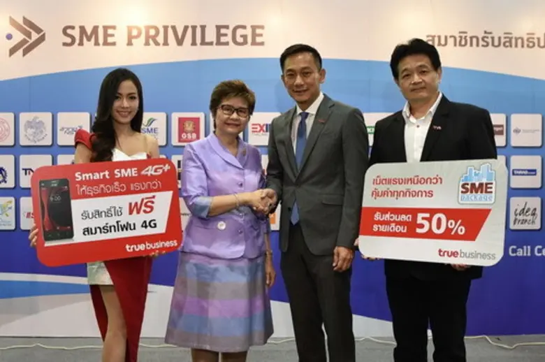 ทรงธรรม เพียรพัฒนาวิทย์ (ที่สองจากขวา) หั...