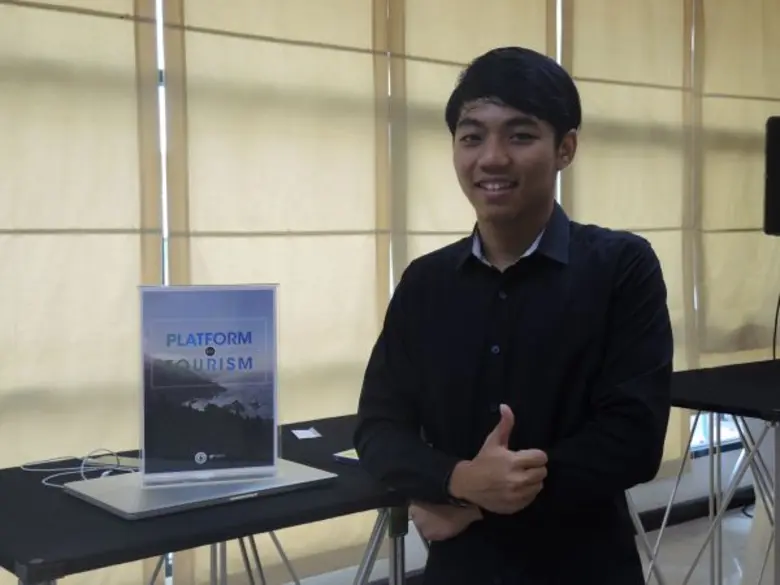 “นิว” วงศกร เทศยรัตน์ นักธุรกิจหนุ่มรุ่นใหม่วัย 21 ปี ที่หันหลังให้กับรั้วมหาวิทยาลัยเพื่อมาเป็นเจ้าของธุรกิจแอพพลิเคชันเครือข่ายสังคมออนไลน์เพื่อผู้ประกอบการท่องเที่ยวหนึ่งเดียวในภูเก็ต ที่สร้างเงิน สร้างงานมูลค่าหลักล้านบนพื้นฐานของความสุข