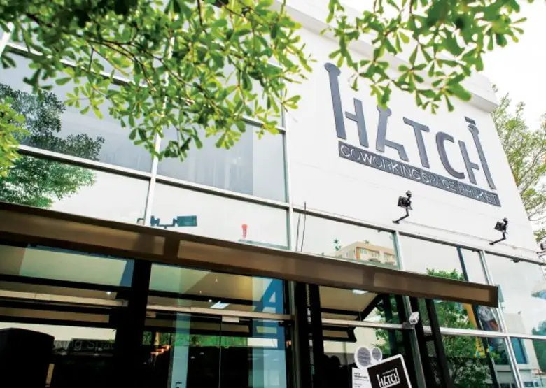 “นิว” วงศกร เทศยรัตน์ นักธุรกิจหนุ่มรุ่นใหม่วัย 21 ปี ที่หันหลังให้กับรั้วมหาวิทยาลัยเพื่อมาเป็นเจ้าของธุรกิจแอพพลิเคชันเครือข่ายสังคมออนไลน์เพื่อผู้ประกอบการท่องเที่ยวหนึ่งเดียวในภูเก็ต ที่สร้างเงิน สร้างงานมูลค่าหลักล้านบนพื้นฐานของความสุข