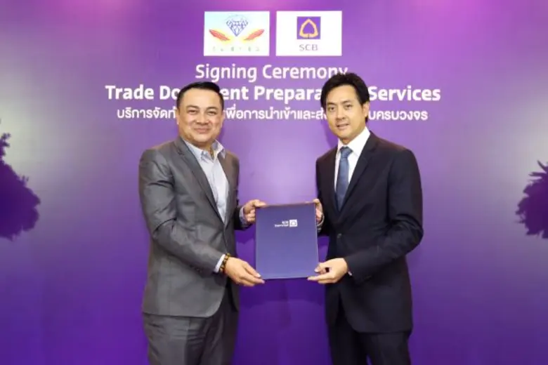 นายวศิน ไสยวรรณ (ขวา) รองผู้จัดการใหญ่ ผู...