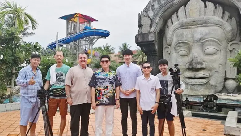 คุณประมุขพิสิฐ อัจฉริยะฉาย(ที่ 4จากซ้าย) ...