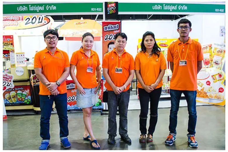 นายสุชาติ ภานุพัฒน์ (กลาง) เจ้าหน้าที่ฝ่า...