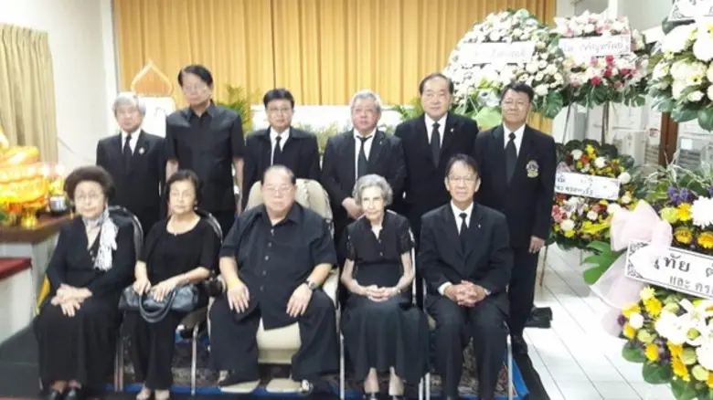 ไลออน วิชิต อำนวยรักษ์สกุล (นั่งที่ 3 จาก...