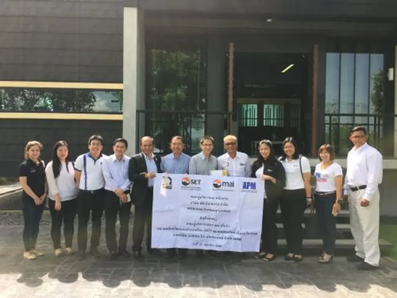 นายชาญ หาญพิทักษ์กุล (ที่ 5 จากขวา) ประธา...