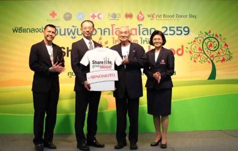 แผน วรรณเมธี (ที่ 2 จากขวา) เลขาธิการสภาก...