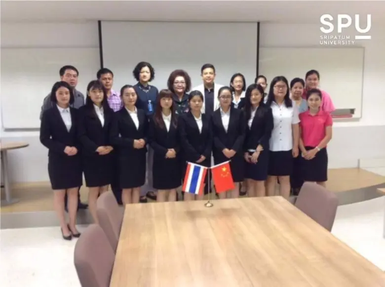 วิทยาลัยนานาชาติ มหาวิทยาลัยศรีปทุม ให้กา...