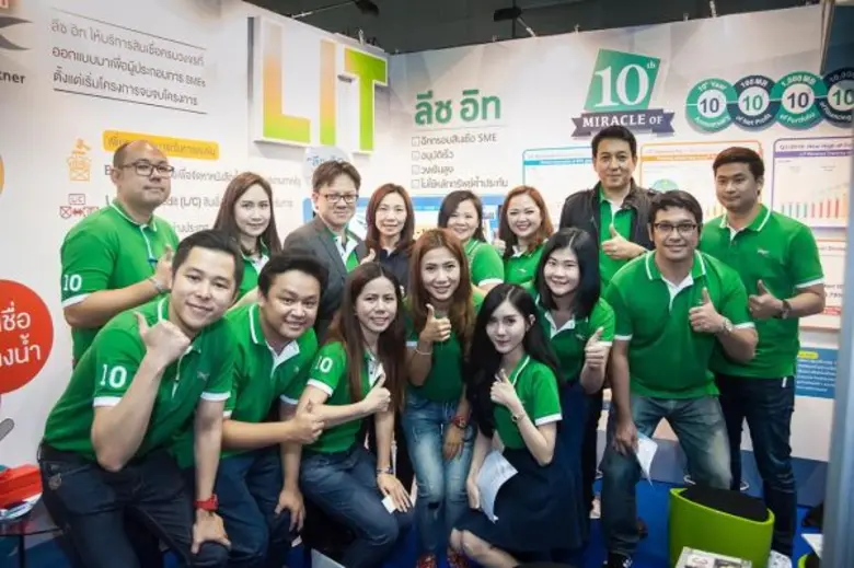 คุณสมพล เอกธีรจิตต์ (ที่ 3 แถวบนจากซ้าย) ...