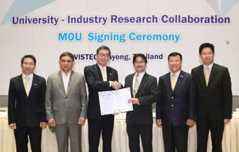 พลอากาศเอกประจิน จั่นตอง (ที่ 2 จากซ้าย) ...