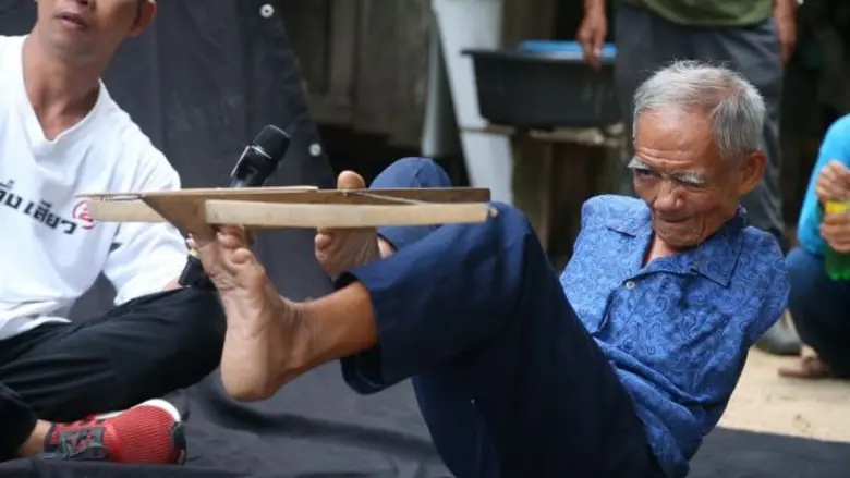 พิธีกรสายโหดปนฮา "สมจิตร จงจอหอ" พาแฟนราย...