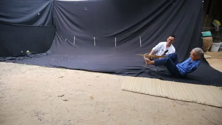 “สมจิตร” ทึ่ง! คนชราไร้แขน ยิงหน้าไม้แม่นดั่งจับวาง