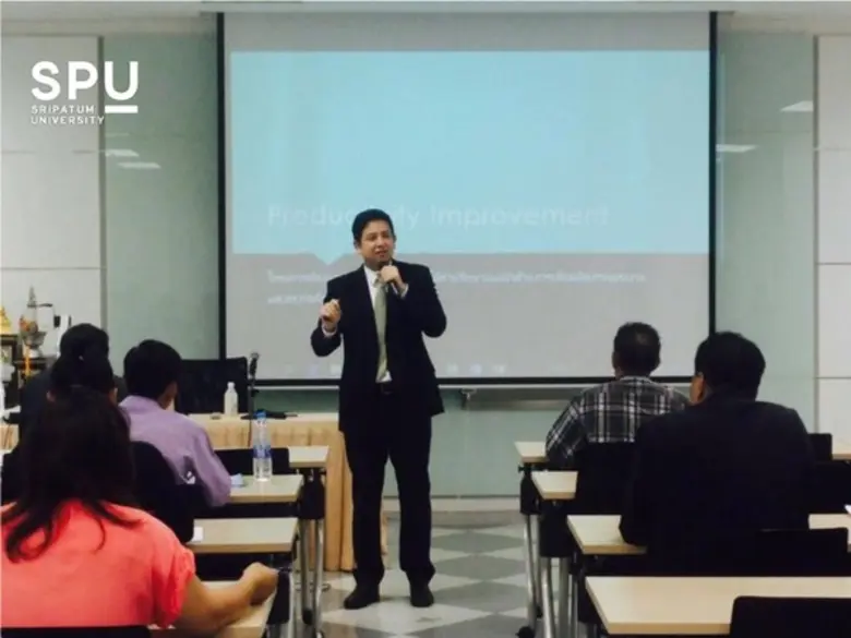 ดร.ก่อศักดิ์ อาชวากร ผู้อำนวยการวิทยาลัยนานาชาติ มห...