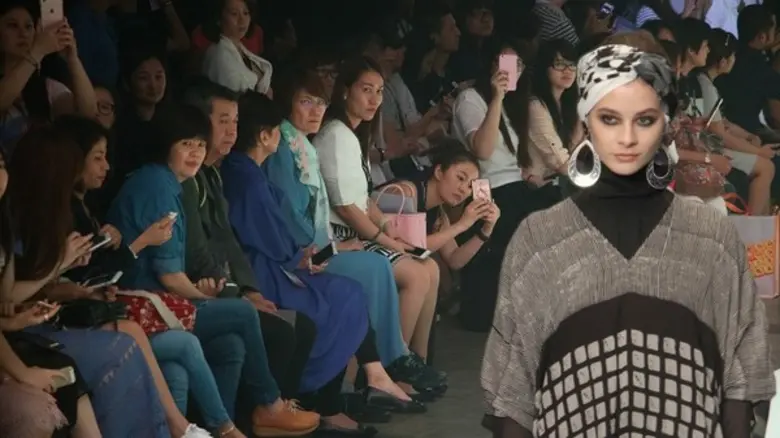 สถาบันสิ่งทอ ลุยเจาะตลาดแฟชั่น อาเซียน +3 ส่ง Lawa@THTI คอลเลคชั่นล่าสุด อวดโฉมบนเวที Hong Kong Fashion Week