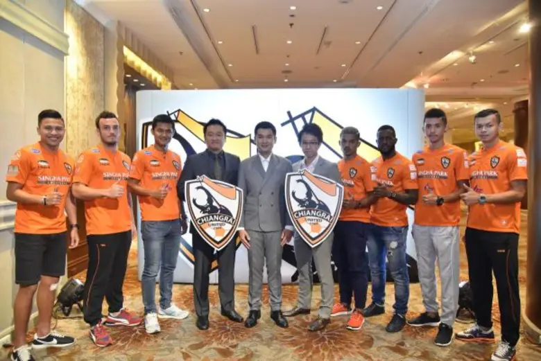 นายมิตติ ติยะไพรัช (คนกลาง)ประธานสโมสรเชี...