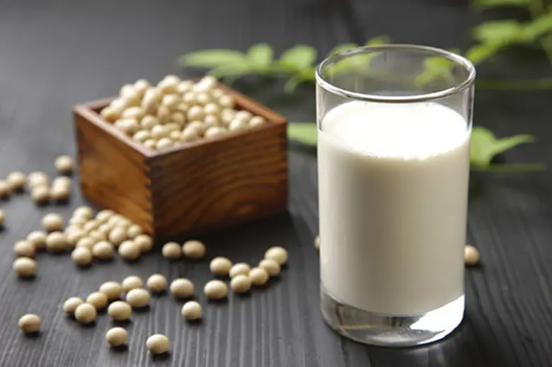 ทานนมถั่วเหลือง แทนนมวัว สามารถลดภาวะเสี่ยงต่ออาการท้องเสียได้ และช่วยผิวพรรณสดใส เปล่งปลั่งมีชีวิตชีวา